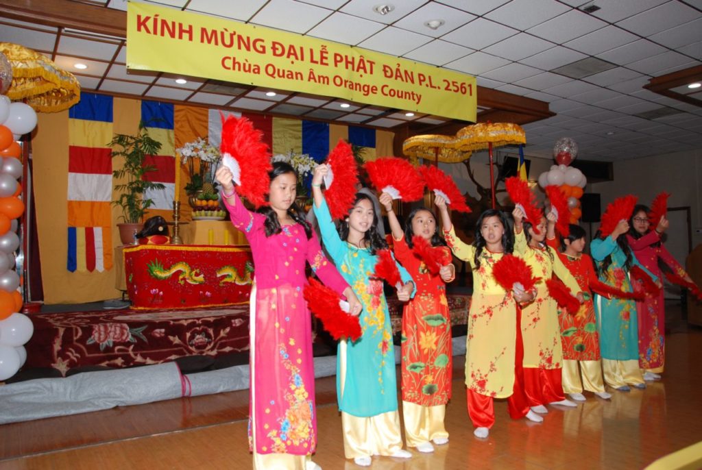 Đoàn sinh gia đình Phật tử Phổ Hòa mừng ngày Đức Phật đản sinh. (Hình: Nguyên Huy/Người Việt)