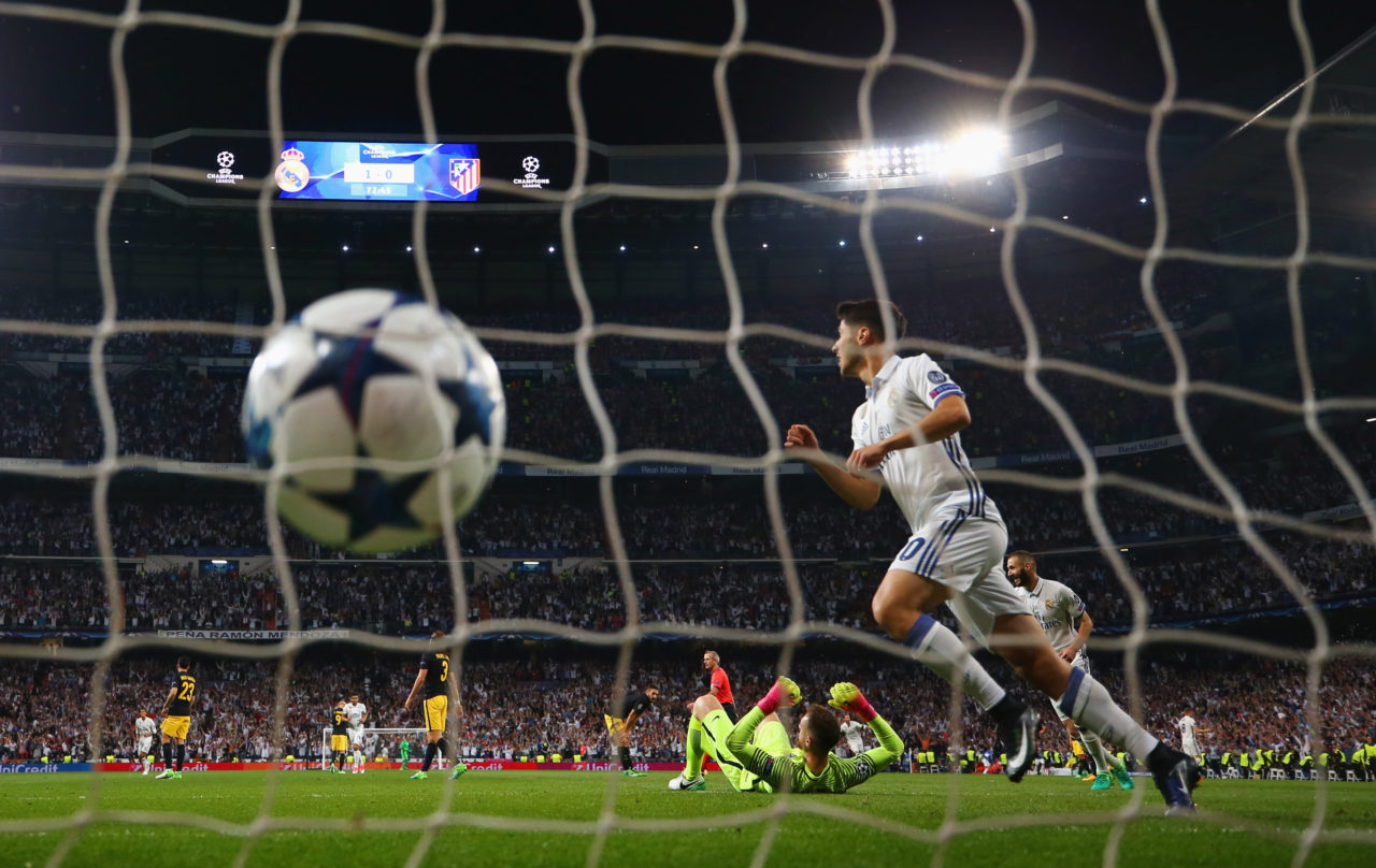 Marco Asensio của Real Madrid vui mừng khi tiền đạo Ronaldo ghi bàn thắng thứ hai trong trận đấu bán kết lượt đi UEFA Champions League giữa Real Madrid và Atletico Madrid diễn ra trên sân Bernabeu, Madrid ngày 2 Tháng Năm 2017. (Hình: Getty Images)