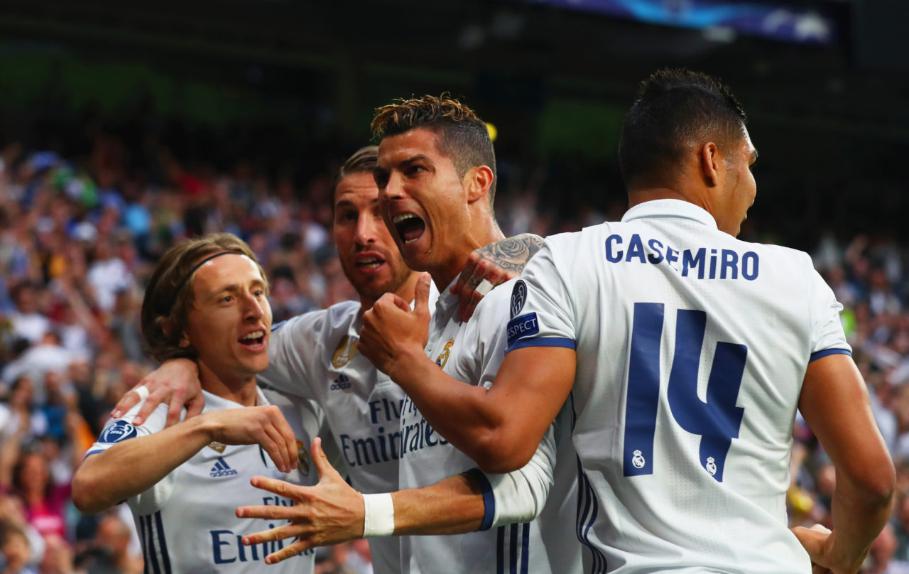 Cristiano Ronaldo của Real Madrid (thứ hai từ phải) vui mừng cùng đồng đội khi ghi bàn thắng đầu tiên trong trận đấu bán bán kết lượt đi UEFA Champions League giữa Real Madrid và Atletico Madrid diễn ra trên sân Bernabeu, Madrid ngày 2 Tháng Năm 2017. (Hình: Getty Images)