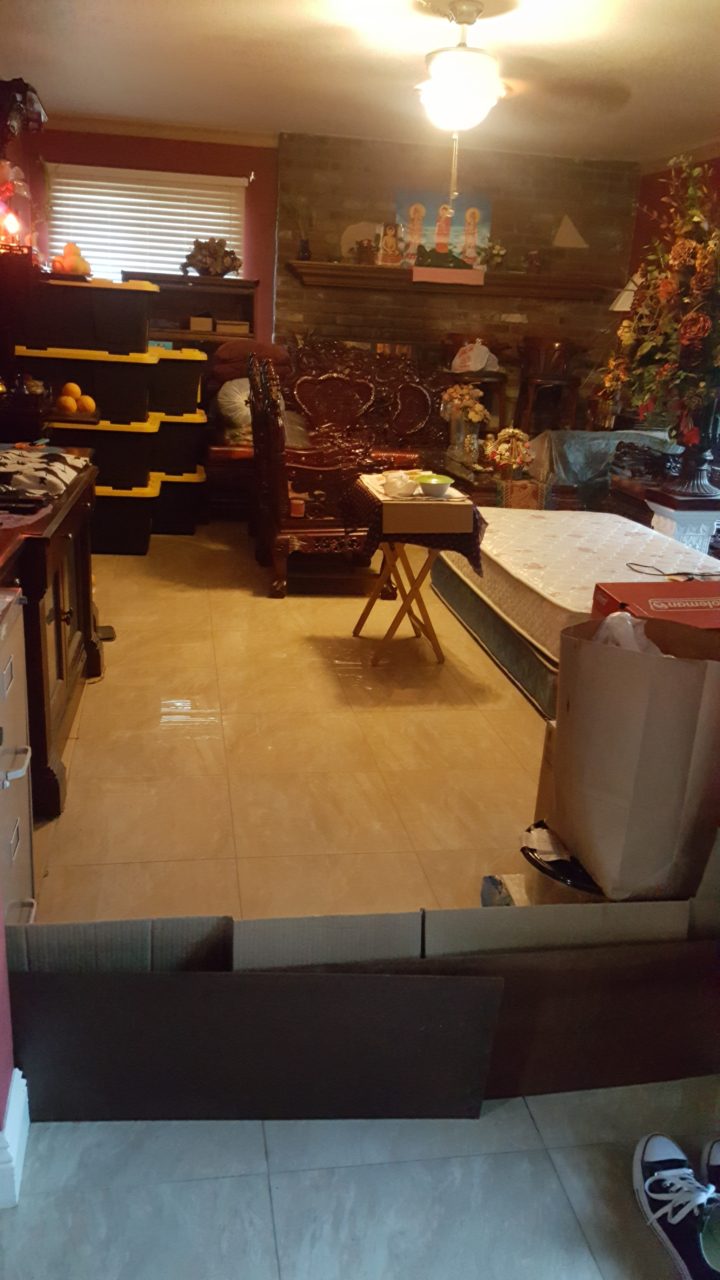 Một góc căn nhà đang tranh chấp: phòng khách bị 'chiếm dụng' để đặt để nệm giường, và ngăn cách bởi những mảng thùng carton. (Hình: Ngọc Lan/Người Việt)