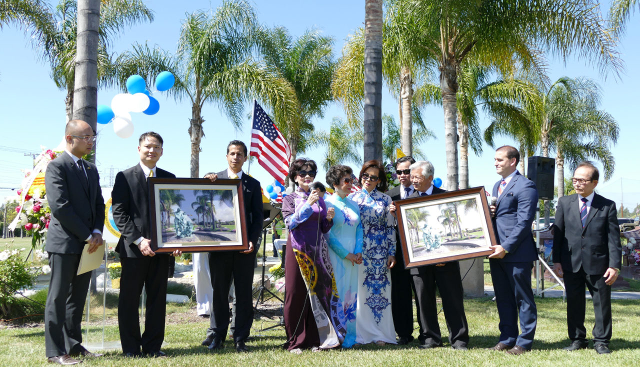 Tặng tranh lưu niệm “Tượng Đài Thuyền Nhân” cho thành phố Westminster và nghĩa trang Westminster Memorial Park tại lễ Tưởng Niệm Thuyền Nhân lần 8. (Hình: Văn Lan/Người Việt)