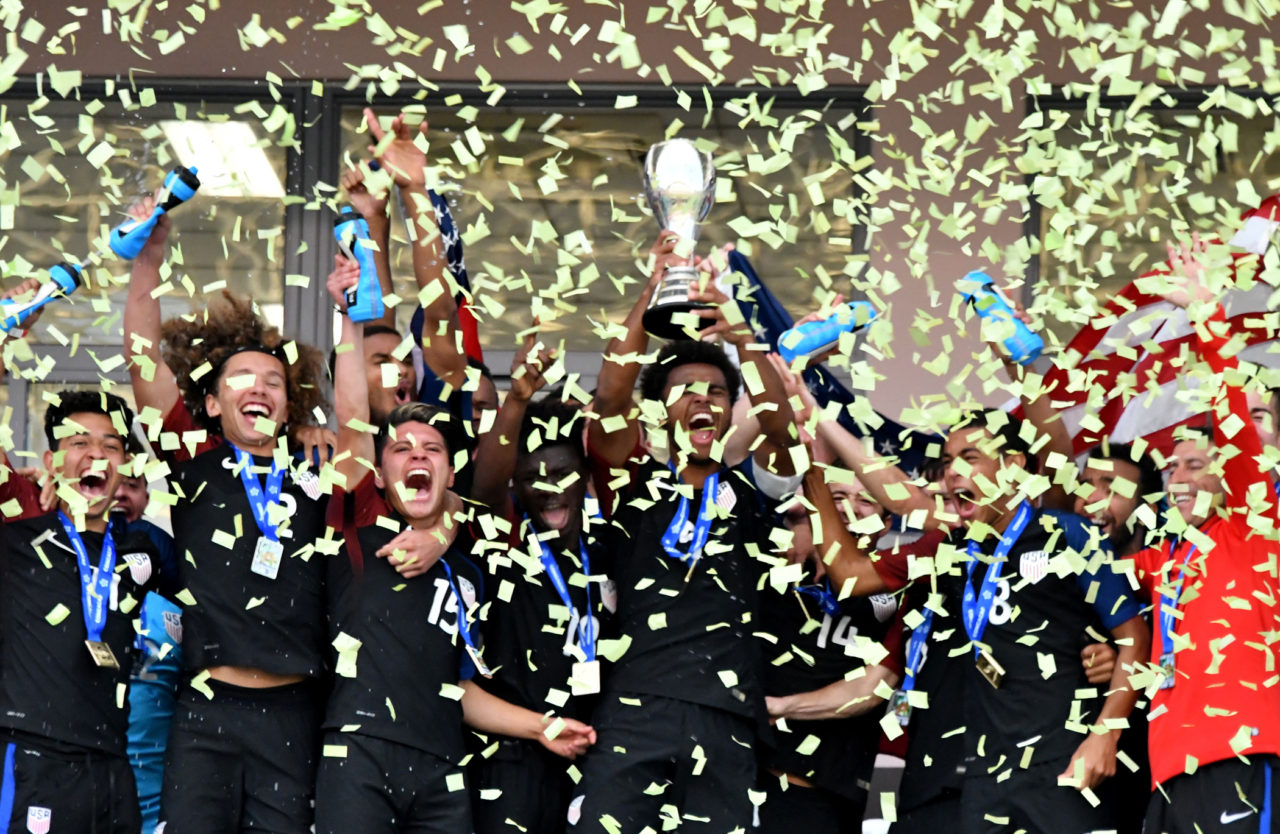 Các tuyển thủ U-20 Hoa Kỳ vui mừng với chiếc cúp vô địch giải U-20 CONCACAF Championship sau khi đá bại Honduras trong trận chung kết diễn ra trên sân National stadium, San Jose, Costa Rica ngày 5 Tháng Ba, 2017. (Hình: Getty Images)