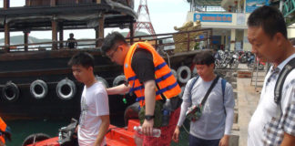 Hướng dẫn viên Trung Quốc đưa khách thăm viếng vịnh Cam Ranh
