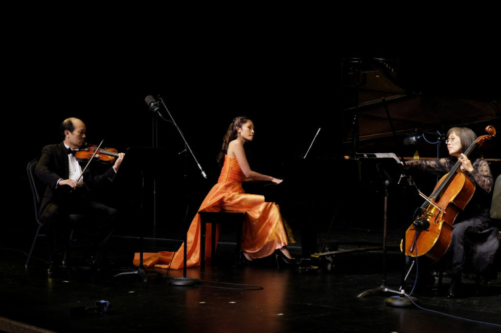 Từ trái, Nguyễn Khánh Hồng (vĩ cầm), Nguyễn Vân Anh (dương cầm), và Elizabeth Moulton (cello). (Hình: Nguyễn Khánh Hồng cung cấp)