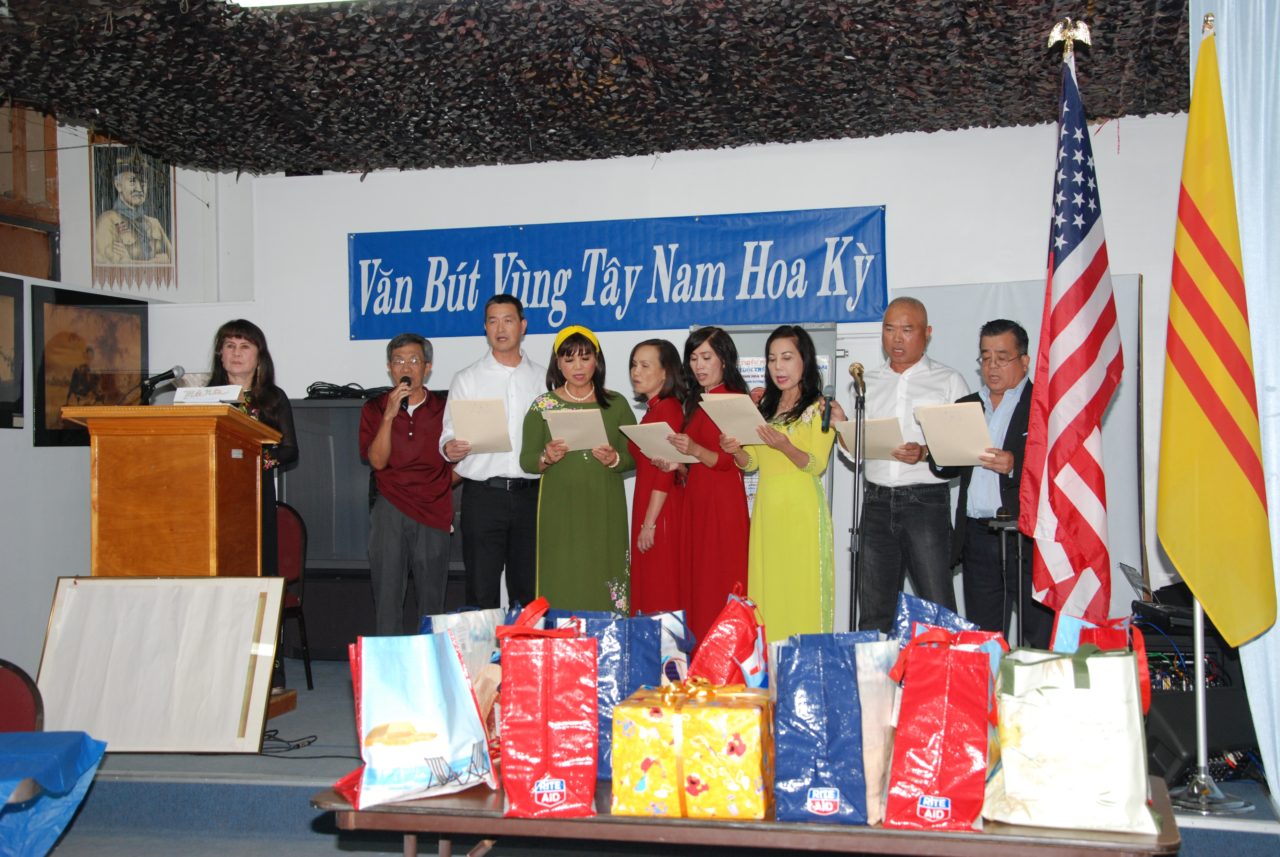 Nhóm nhạc trẻ say sưa trình diễn ca khúc “Việt Nam quê hương ngạo nghễ” của cố nhạc sĩ Nguyễn Đức Quang. (Hình: Nguyên Huy/Người Việt)