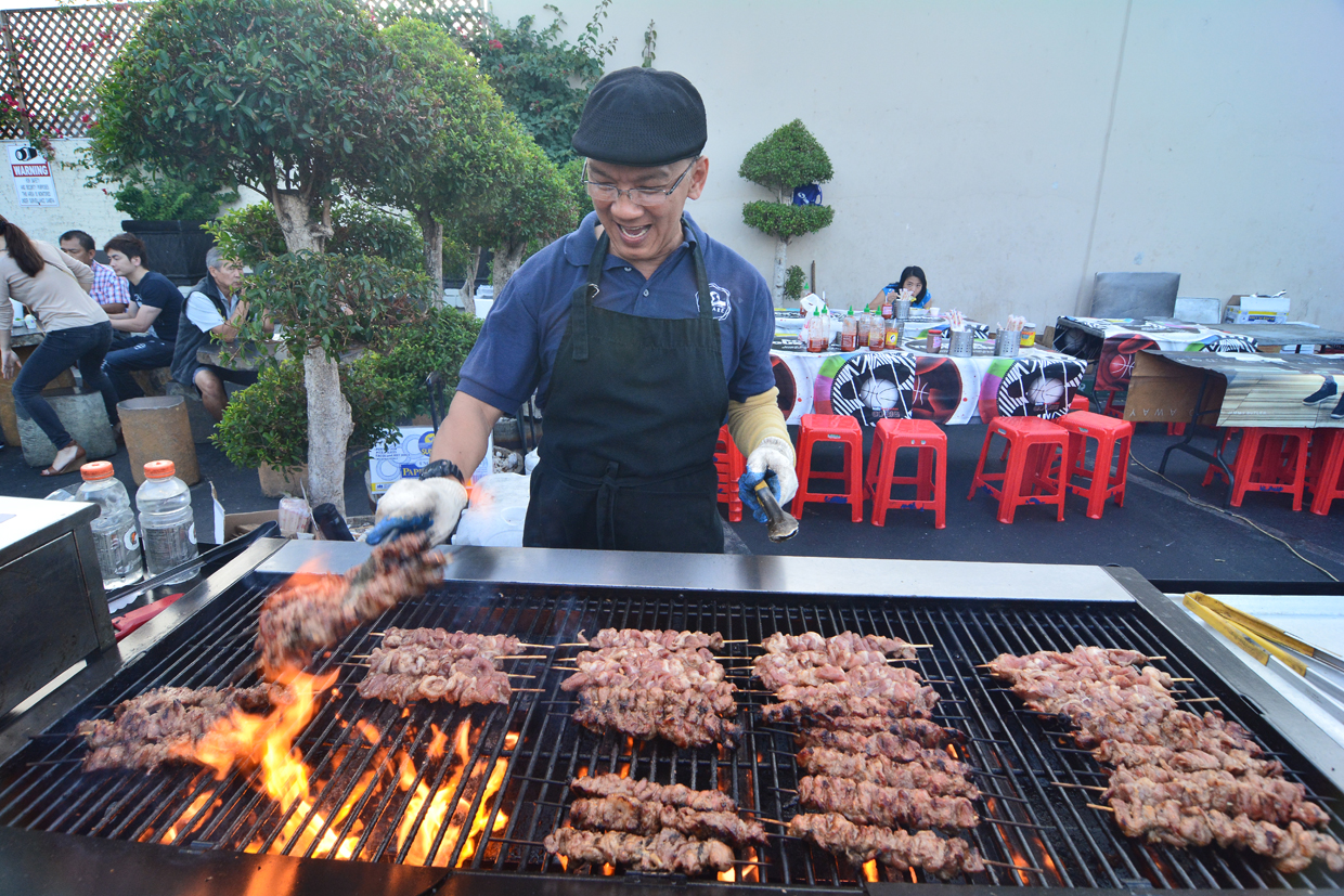 Anh Steve Phạm đang nướng thịt trong chợ đêm Little Saigon