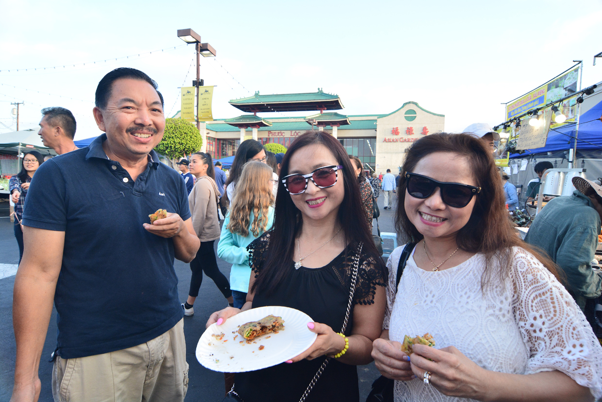 Gia đình anh chị Vũ Long Phạm Hường đến từ thủ phủ Sacramento đi dạo chợ đêm little saigon