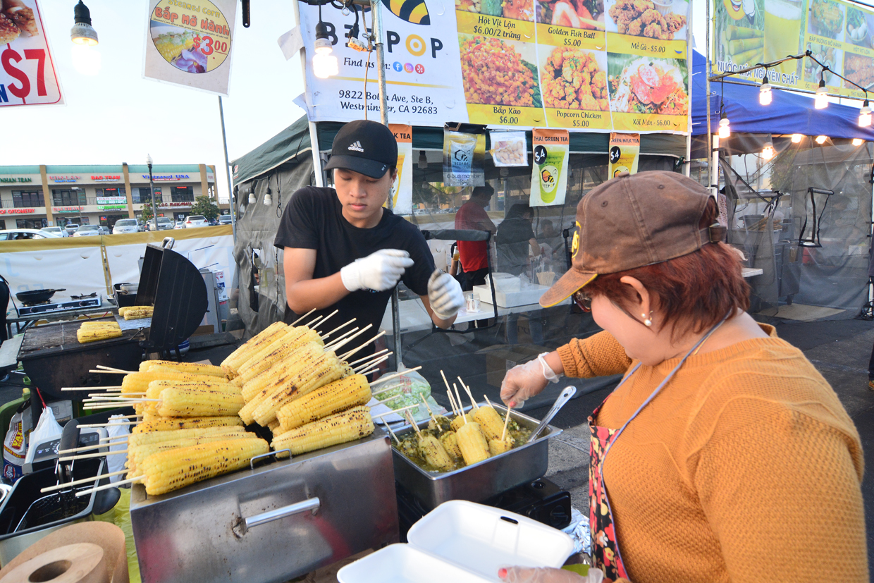 quán bắp nướng trong chợ đêm Little Saigon Phước Lộc Thọ.