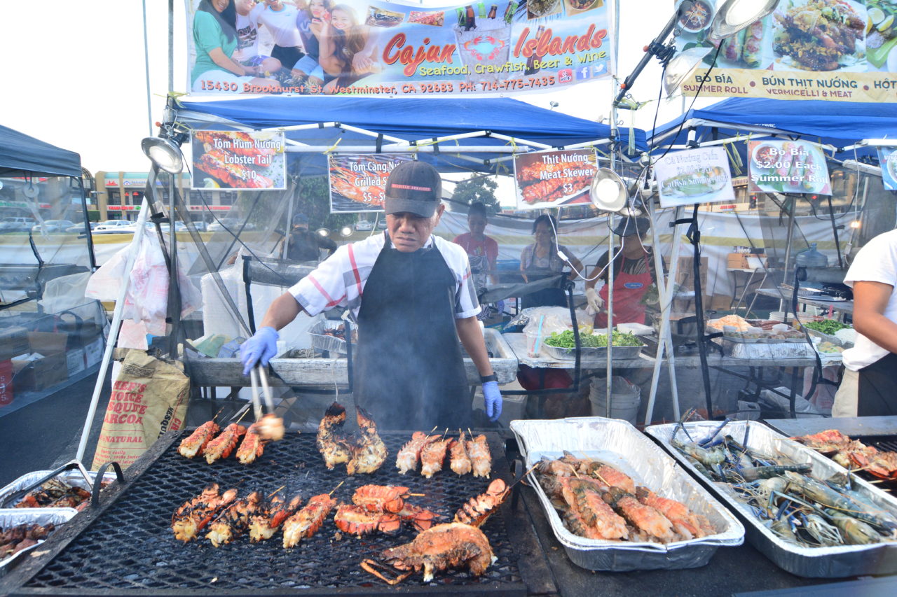Món lobster nướng hấp dẫn và thơm phức đặc biệt tại chợ đêm little saigon