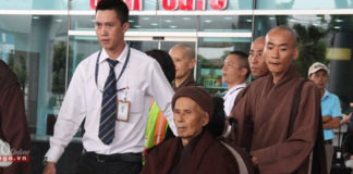 Thiền Sư Nhất Hạnh về đến phi trường Đà Nẵng.