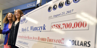 Bà Marvis Wanczyk, lãnh tấm check $758.7 triệu đô la giải độc đắc Powerball Lottery