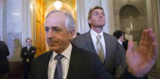 Bob Corker, Jeff Flake đã kích TT Trump
