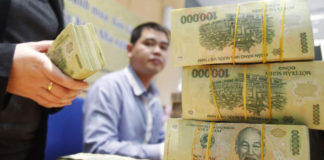 Eximbank phủi trách nhiệm vụ cấp dưới rút hơn chục triệu đô của khách hàng