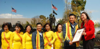 Người Việt Little Saigon đón mừng nhạc sĩ Việt Khang đến miền đất tự do