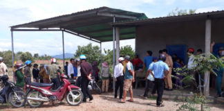 Dân Lâm Đồng dựng lều phong tỏa trại heo gây ô nhiễm