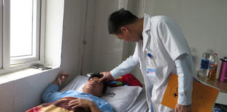 Phụ huynh tát giáo viên gãy xương mũi ở Nghệ An