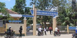 Học sinh bóp cổ cô giáo giữa lớp học