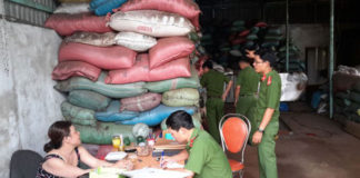 Bắt một cơ sở nhuộm đen hàng tấn cà phê bằng... pin Con Ó