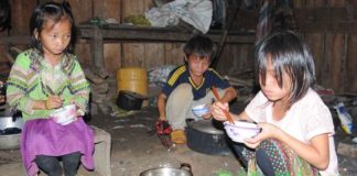 Bữa ăn trưa 2,000 đồng của học sinh nghèo ở Đắk Nông