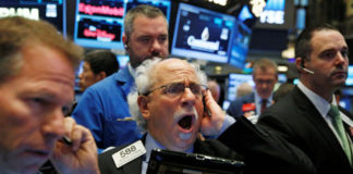 Dow Jones rớt 458 điểm sau khi Trung Quốc trả đũa Mỹ