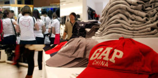 Gap xin lỗi vì bán áo có bản đồ Trung Quốc “sai”