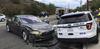 Tin 12 giờ: Xe Tesla chạy tự động đâm vào xe cảnh sát đang đậu