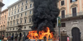 Xe bus liên tục bốc cháy bí ẩn ở Roma