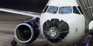 Gặp mưa đá, máy bay American Airlines ‘nhào lộn’ trong ‘5 phút địa ngục’
