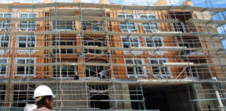 Tin trong ngày: Giá nhà ở Mỹ tăng vì thuế nhập cảng gỗ tăng