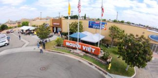 Sân banh Người Việt chúc mừng đội Pháp với bánh mì Tây Hồ