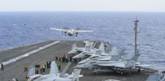 Máy bay cảnh báo sớm C-2A cất cánh từ mẫu hạm USS Ronald Regan trên biển Đông gần Philippines hồi tháng 11-2017