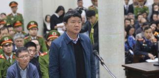 Đinh La Thăng (đứng) và Trịnh Xuân Thanh ra tòa với các tội từ ăn hối lộ đến “cố ý làm trái...” tại phiên sơ thẩm ngày 10/1/2018.