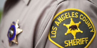 Nhét súng vào cặp của bé trai, cảnh sát viên Los Angeles bị bắt