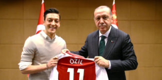 Video Mesut Ozil giã từ đội tuyển Đức vì tấm hình chụp với TT Thổ Nhĩ Kỳ