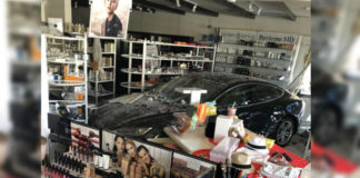 Video Newport Beach: Xe Tesla tông vào tiệm nail người Việt