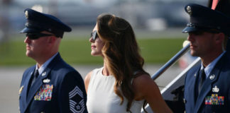 Video Cựu phụ tá của TT Trump bất ngờ xuất hiện trên Air Force One