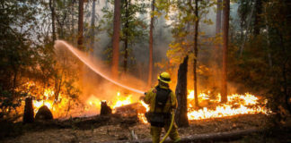 Tin 12 giờ: Đám cháy lớn nhất lịch sử California nay vẫn tiếp tục cháy