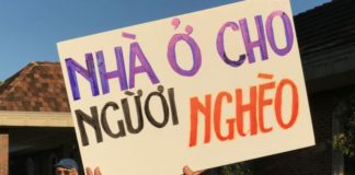 Ông Đặng Trần Hoa, cư dân khu Summerset, cầm bảng biểu tình.