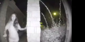 Video Tìm cô gái bí ẩn, tay bị còng, bấm chuông cửa rồi biến mất ở Texas