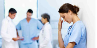 Video Nhiều bác sĩ trẻ ở Mỹ kiệt sức, hối tiếc vì chọn lầm nghề
