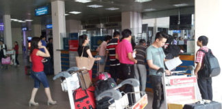 Video Nhân viên vệ sinh Tân Sơn Nhất chôm hành lý của khách