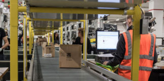 Video Amazon tăng lương tối thiểu lên $15 cho tất cả nhân viên