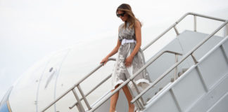Video Có khói trong cabin, máy bay chở bà Melania Trump đáp khẩn cấp