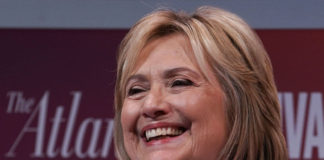Video Xe chở bà Clinton bị tai nạn, nhưng bà không sao