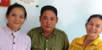 Bà Nguyễn Thị Ri (áo sọc trắng) nhận lại số tài sản của mình.