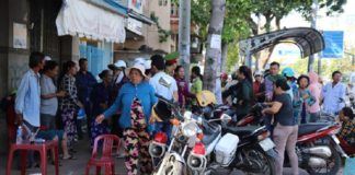 Người nhà của các bị cáo không được vào dự phiên tòa.
