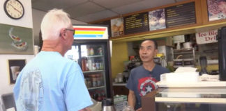 Video Khách mua hết bánh giúp chủ tiệm donut về chăm sóc vợ