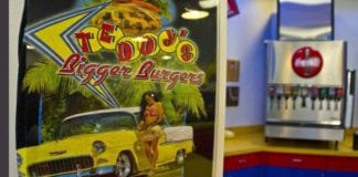 Video Nhân viên nướng chuột trên vỉ nướng, tiệm burger phải đóng cửa