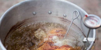 Chiên giòn gà tây là một lý do gây hỏa hoạn chính của việc nấu ăn cho Thanksgiving.
