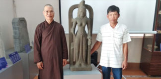 Đại Đức Thích Đức Hiền và ông Lê Văn Thông bên tượng nữ thần quý hiếm trị giá hơn $321,984.